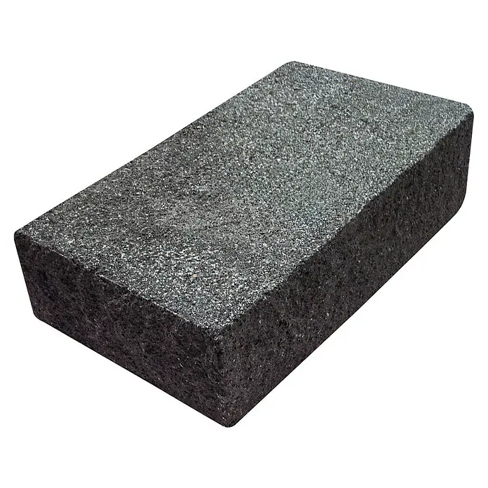 Diephaus Stamford Blockstufe - Schwarz, 50 x 34,5 x 15 cm, Beton - Nahaufnahme eines Pflastersteins aus Granit. Der Stein ist grau und hat eine raue Oberfläche.