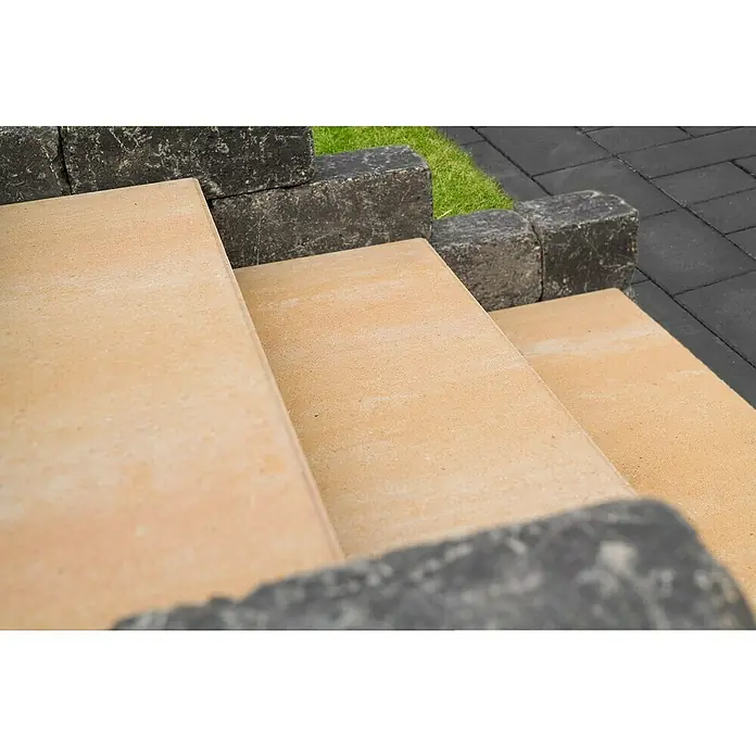 Diephaus Blockstufe Visalia - Sandstein, 100 x 35 x 15 cm, Beton - Nahaufnahme einer Steintreppe mit gelblichem Farbton und grauen Steinblöcken als Begrenzung.