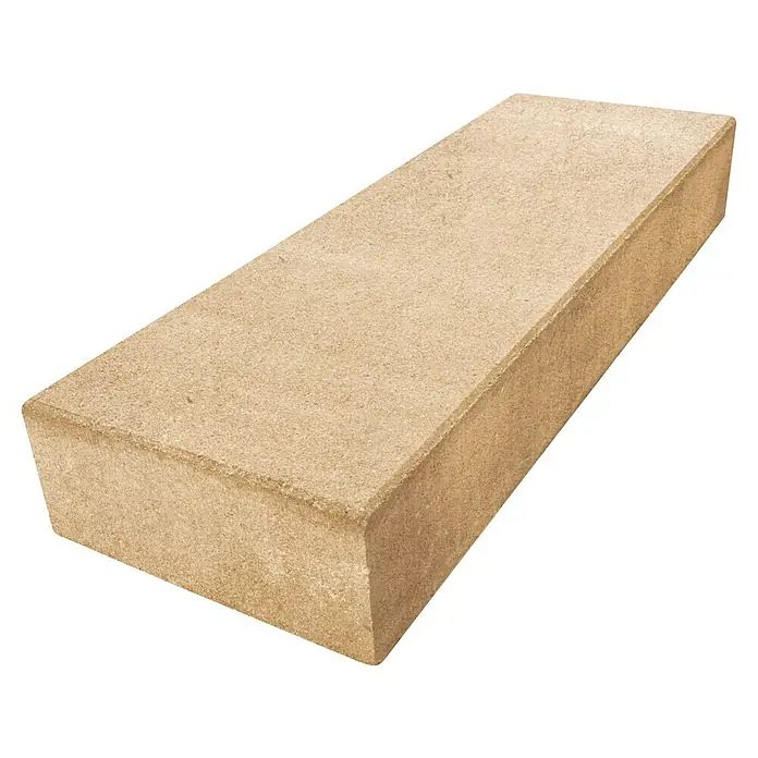 Diephaus Blockstufe Visalia - Sandstein, 100 x 35 x 15 cm, Beton - Nahaufnahme eines rechteckigen Pflastersteins in neutralen Farbtönen vor einem schwarzen Hintergrund.