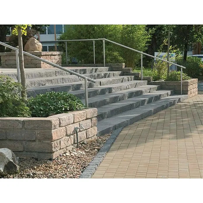 Diephaus Stamford Blockstufe - Schwarz, 112,5 x 34,5 x 15 cm, Beton - Außentreppe mit Blockstufen und silberfarbenem Geländer. Die Trittsteine aus Naturstein fügen sich harmonisch in die Gartengestaltung ein.