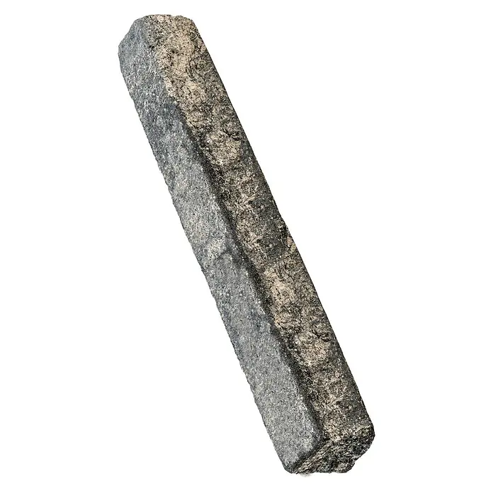 Diephaus Stamford Palisade - 12,5 x 15 x 105 cm, Schwarz/Weiß, Beton - Ein länglicher, grauer Schleifstein mit einer rauen Textur, ideal zum Schärfen von Werkzeugen und Messern.