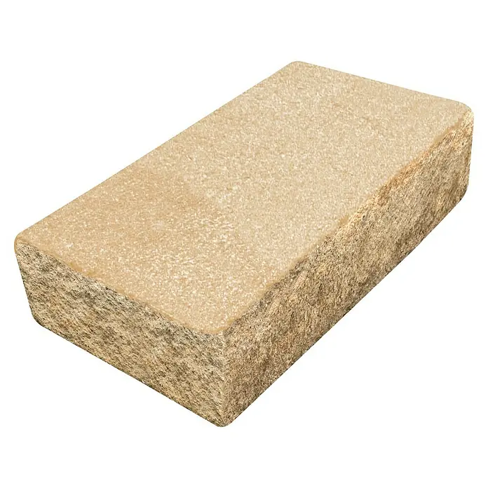 Diephaus Stamford Blockstufe - Sandstein, 50 x 34,5 x 15 cm, Beton - Nahaufnahme eines einzelnen, beigen Pflastersteins auf schwarzem Hintergrund, der die Textur und Farbe hervorhebt.