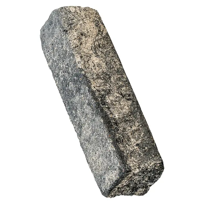 Diephaus Stamford Palisade - 12,5 x 15 x 37,5 cm, Schwarz/Weiß, Beton - Ein einzelner, länglicher Pflasterstein mit rauer Oberfläche. Er ist grau und liegt schräg vor einem schwarzen Hintergrund.