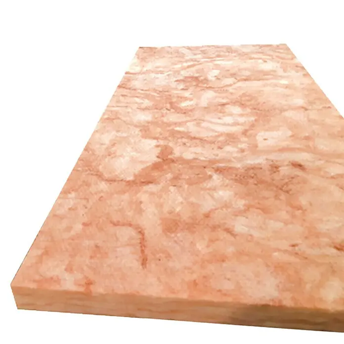 Lana mineral Arena Apta - L x An x Es: 1,35 m x 0,6 m x 4,8 cm - Toma de un panel de lana de roca. El tablero aislante tiene una superficie rosada con vetas.