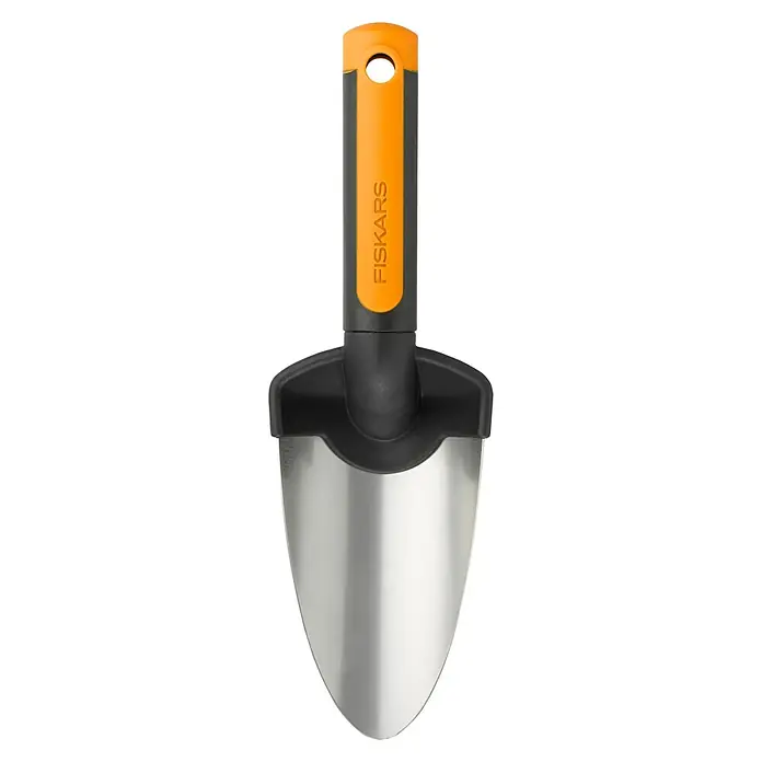 Fiskars Premium Blumenkelle - Länge: 27 cm, Stahl - Nahaufnahme eines Fiskars Pflanzspatens, ideal für Gartenarbeiten, mit robustem Stahlblatt und ergonomischem Griff.