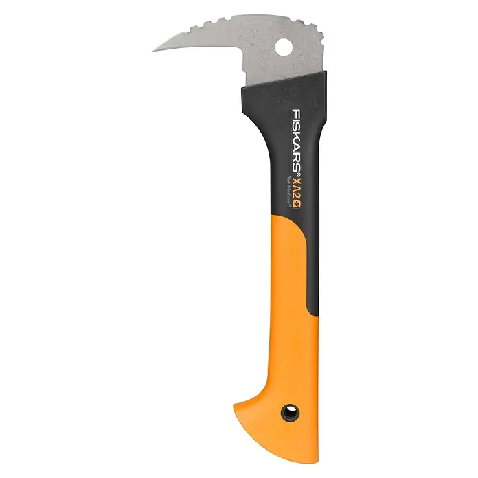 Fiskars WoodXpert Sappie XA2 - 35 cm - Nahaufnahme einer Fiskars XA2-Baumhaken-Axt mit orangefarbenem Griff und schwarzem Klingenkopf. Ein unverzichtbares Werkzeug für Gartenarbeiten.
