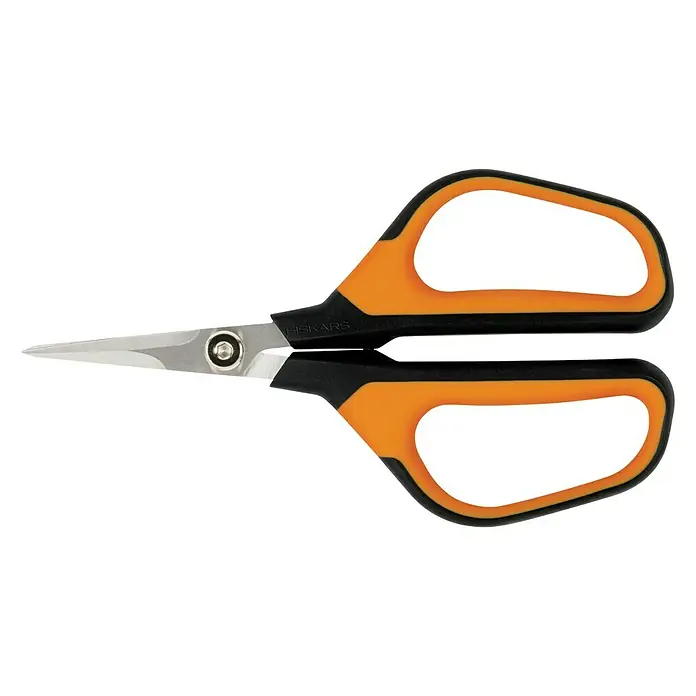 Fiskars Solid Gartenschere SP 150Länge: 24 cm - Eine Nahaufnahme einer Fiskars-Schere mit schwarzen Griffen und orangen Akzenten, die sich auf einem schwarzen Hintergrund befindet.