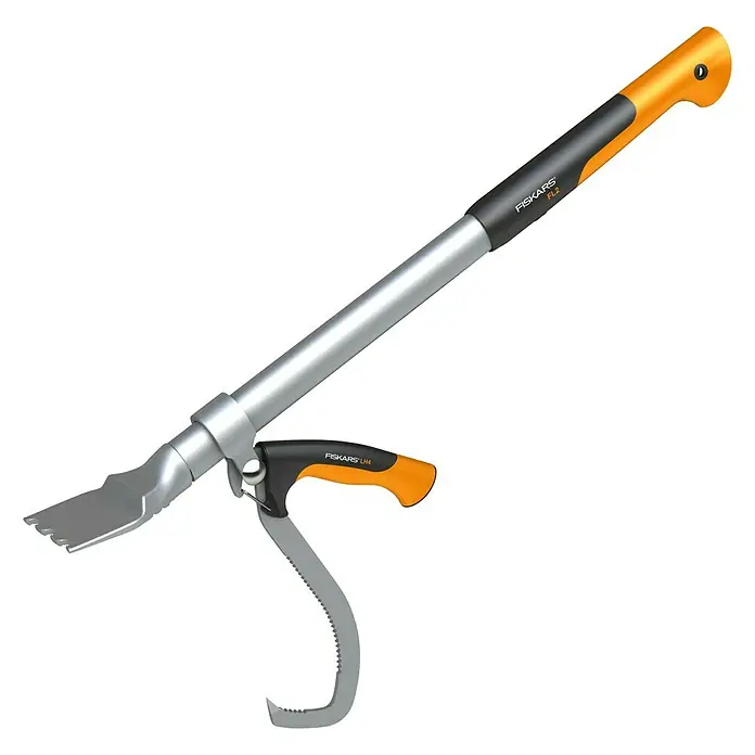 Fiskars WoodXpert Fällheber mit Wendehilfe M - 70 cm - Nahaufnahme einer Fiskars FL2 Astschere mit Greifarm, ideal zum Schneiden und Greifen von Ästen in großer Höhe.