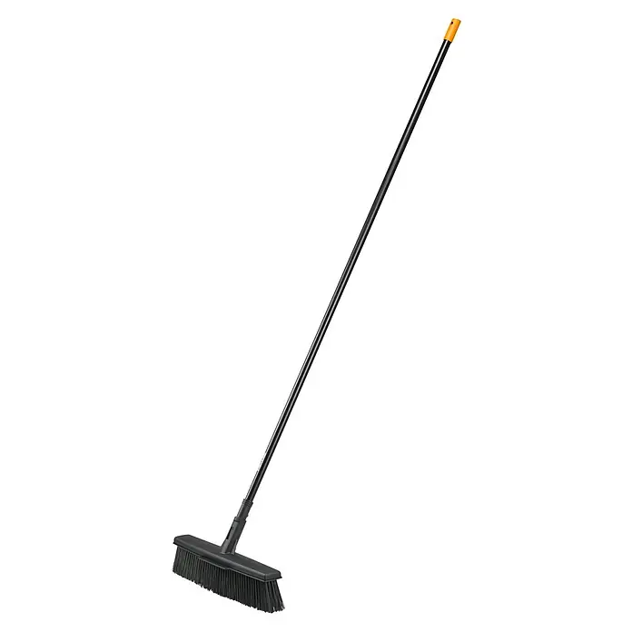 Fiskars Solid Besen - Breite: 48 cm, Material Borsten: Kunststoff - Schwarzer Straßenbesen mit langem Griff und orangefarbener Spitze für den Einsatz im Außenbereich. Praktisches Reinigungsgerät für den Garten.