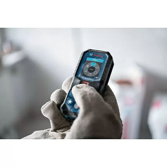 Bosch Professional Laserentfernungsmesser GLM 50-22 - Messbereich: 0,05 - 50 m - Behandschuhte Hand hält ein blau-schwarzes Bosch Digital-Laserentfernungsmessgerät, dessen Bildschirm Messfunktionen anzeigt.
