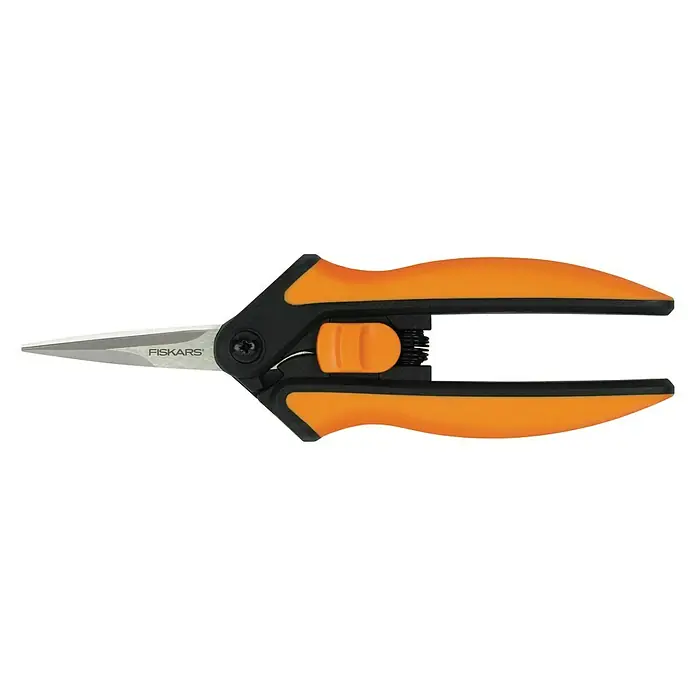 Fiskars Solid Gartenschere Microtip SP 130 - Länge: 21,5 cm - Eine Nahaufnahme einer orangefarbenen Fiskars Schere vor einem schwarzen Hintergrund. Ideal zum Schneiden von kleinen Pflanzen und Kräutern.