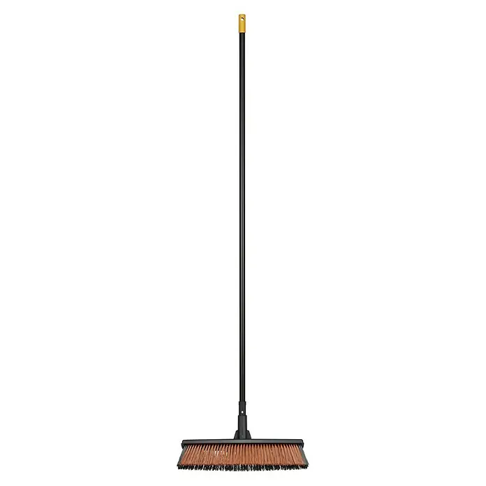 Fiskars Solid Besen - Breite: 48 cm, Material Borsten: Kunststoff - Besen mit schwarzem Griff und braunen Borsten. Zum Reinigen von Böden und Oberflächen im Innen- und Außenbereich.