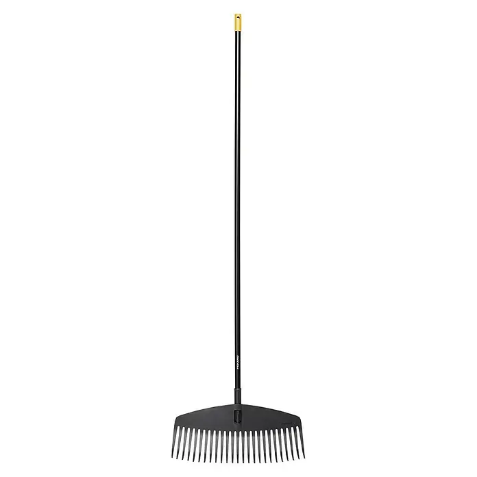 Fiskars Solid Laubbesen - Arbeitsbreite: 52 cm, Anzahl Zinken: 24, Art Stiel: Langstiel - Abbildung eines Fiskars Rechen mit verstellbarem Kopf und Stiel. Das Werkzeug ist schwarz mit einem gelben Griff und eignet sich perfekt für die Gartenarbeit.