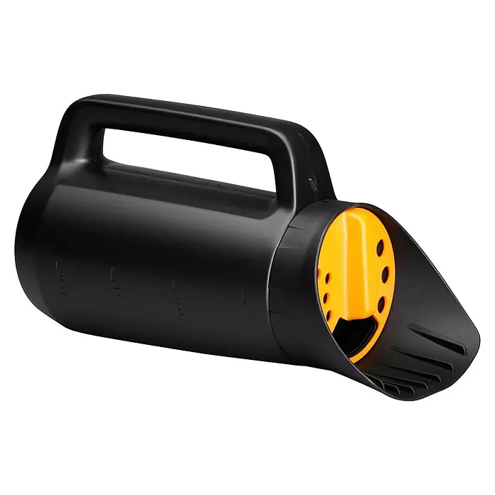 Fiskars Solid Handstreuer - 2 l - Nahaufnahme eines schwarzen Beerenpflückers mit orangefarbenen Akzenten. Das Gerät verfügt über einen Griff und Schlitze zum einfachen Sammeln von Beeren.