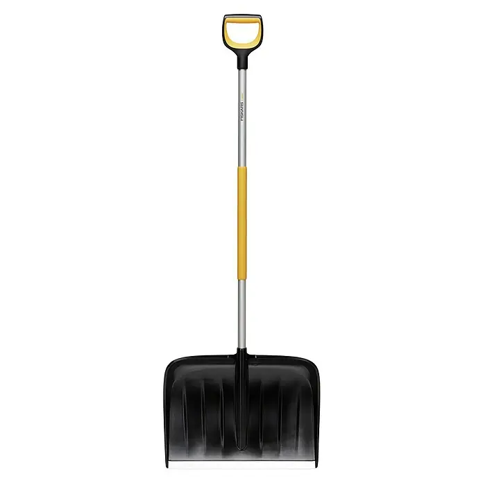 Fiskars X-series Schneeschieber mit Aufbug - Breite: 53 cm - Schwarze Fiskars Schneeschaufel mit gelbem Griff und silbernem Stiel zum Schneeräumen vor dem Haus in der Winterzeit.
