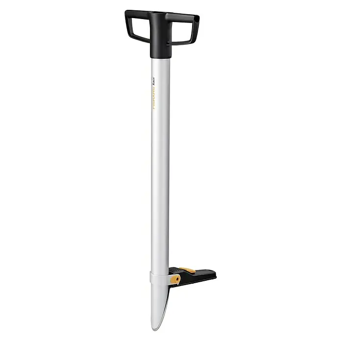 Fiskars Xact Hand-Blumenzwiebelpflanzer - Länge: 105 cm - Fiskars Xact Unkrautstecher mit langem Schaft. Das Gerät hat einen schwarzen Griff, einen silberfarbenen Schaft und eine gelbe Fußstütze.