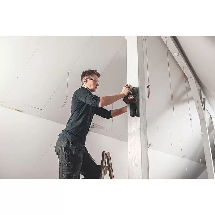 Metabo CAS 18V Akku-Exzenterschleifer SXA 18 LTX 125 BL - 18 V, Ohne Akku, Durchmesser Schleifteller: 125 mm - Ein Mann schleift mit einem kabellosen Metabo Exzenterschleifer einen Holzbalken.