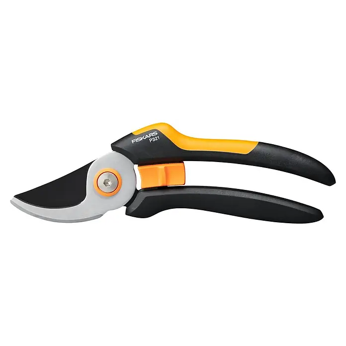 Fiskars Solid Gartenschere P321 - Schneidsystem: Bypass, Max. Aststärke: 20 mm - Eine Fiskars P321 Gartenschere, mit schwarzem Griff und orangefarbenen Akzenten, vor einem schwarzen Hintergrund.