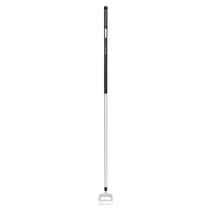 Fiskars Xact Jäter - Arbeitsbreite: 13,5 cm, Gezahntes Blatt - Abbildung eines Fiskars Unkrautstechers mit langem Griff und Fuß zum einfachen Entfernen von Unkraut.