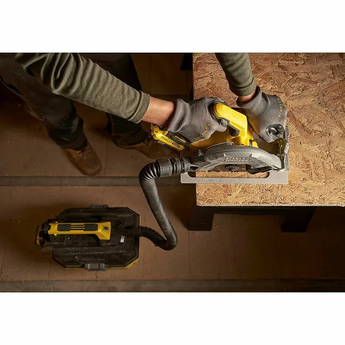 Stanley FatMax Akku-Handkreissäge SFMCS550M2K-QW18 V, 2 Akkus, 4 Ah, 5.000 U/min - Eine Akku-Handkreissäge von Stanley FATMAX beim Sägen von Holz, mit Staubabsaugung für sauberes Arbeiten.