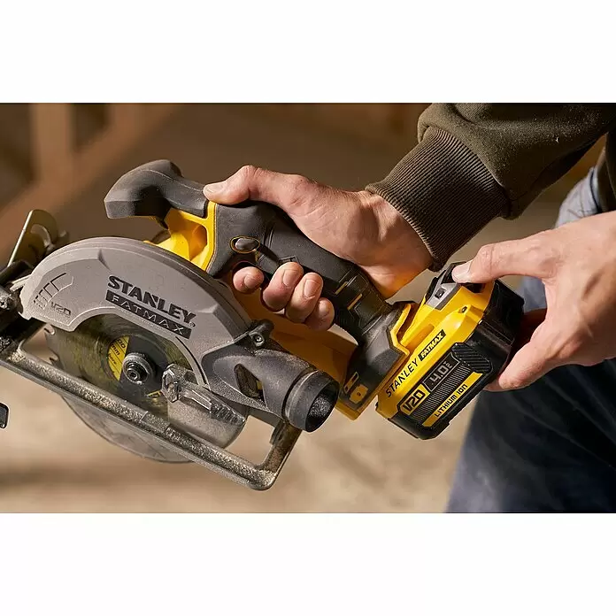 Stanley FatMax Akku-Handkreissäge SFMCS500B-XJ - 18 V, Ohne Akku, 4.000 U/min - Eine Person hält eine gelb-schwarze Stanley Fatmax V20 Akku-Kreissäge mit 4,0Ah Lithium-Ionen-Akku, einsatzbereit.