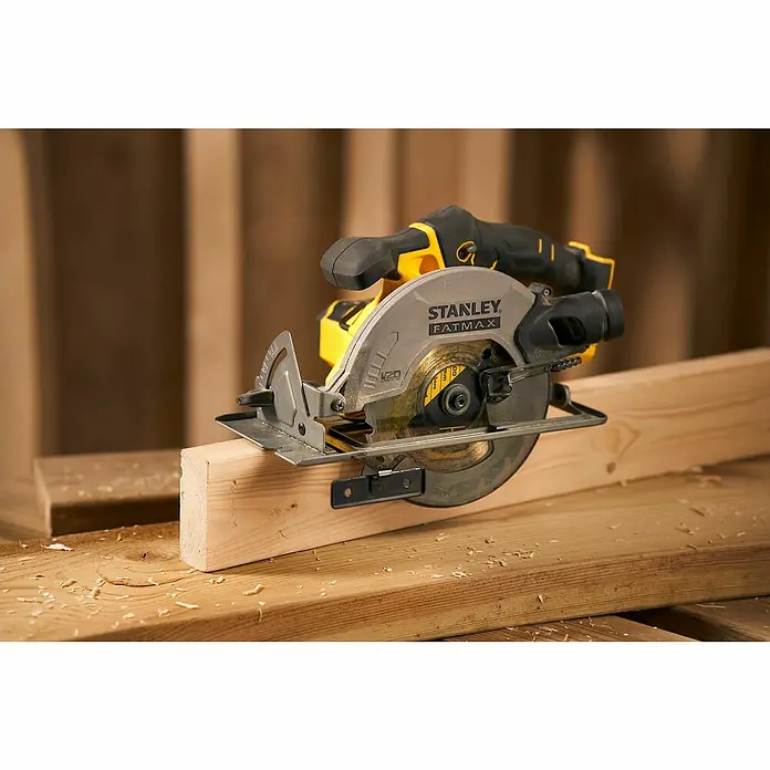 Stanley FatMax Akku-Handkreissäge SFMCS500B-XJ - 18 V, Ohne Akku, 4.000 U/min - Nahaufnahme einer Stanley Fatmax Kreissäge, die ein Holzbrett schneidet, mit Holzspänen, die die Szene säumen.