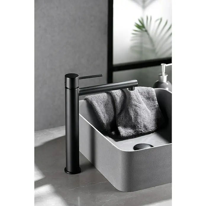 Imex Milos Stick Grifo de lavabo alto - Negro - Primer plano de un grifo negro moderno sobre un lavabo gris con una toalla gris.