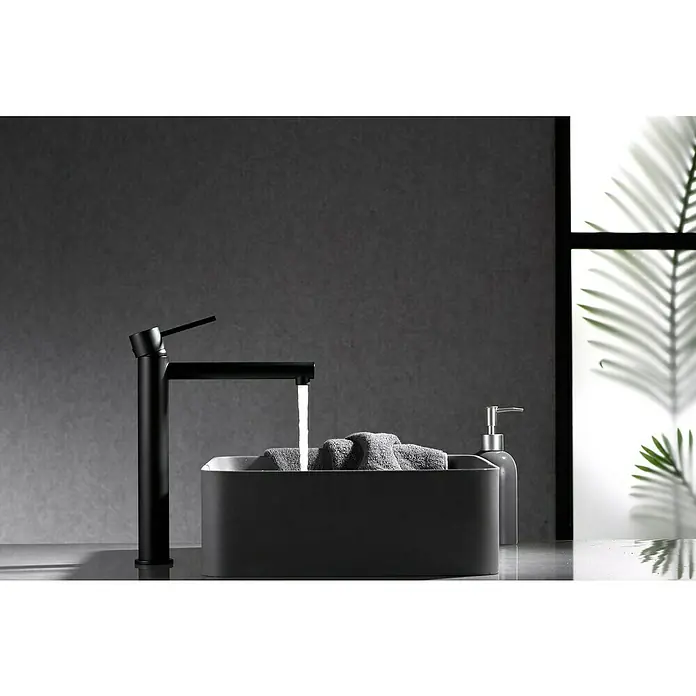 Imex Milos Stick Grifo de lavabo alto - Negro - Elegante grifo de baño negro con lavabo rectangular y toallas, diseño minimalista.