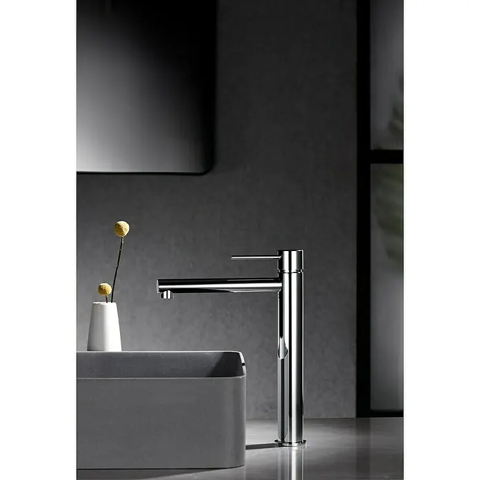 Imex Milos Stick Grifo de lavabo alto - Cromo - Grifo de baño cromado moderno con un diseño limpio y elegante, perfecto para cualquier baño. Un lavabo gris elegante complementa la estética.
