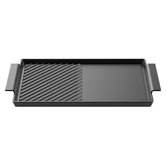 Corberó Placa de cocción CCIM3000FZ + Plancha - Número de fogones de inducción: 3 ud. - Imagen de una plancha de asar negra con una superficie acanalada y lisa, ideal para asar y freír. La plancha tiene asas para facilitar su manejo.