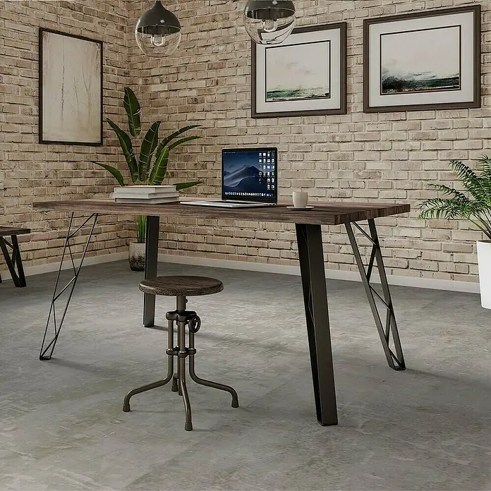 Möbelfuß - L x B x H: 5 x 26 x 71 cm, Traglast: 75 kg, Stahl - Elegantes Bürozimmer mit einem modernen Schreibtisch mit Laptop und einem stilvollen, höhenverstellbaren Hocker vor einer Backsteinwand.