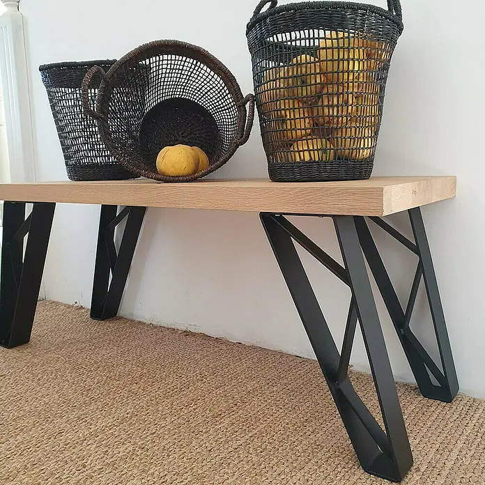 MöbelfußL x B x H: 5 x 23,5 x 40 cm, Traglast: 100 kg, Stahl - Ein rustikaler Holztisch mit schwarzen Metallbeinen, dekoriert mit Körben und gelben Früchten, der einen Hauch von natürlicher Eleganz verleiht.