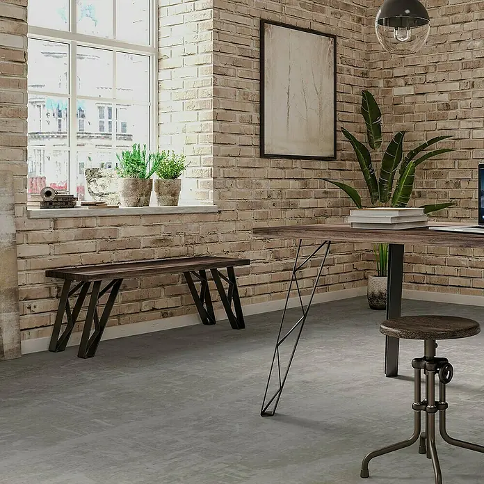 Möbelfuß - L x B x H: 5 x 23,5 x 40 cm, Traglast: 100 kg, Stahl - Gemütliches Interieur mit einer Holzbank, einem Schreibtisch und einem höhenverstellbaren Hocker vor einer Ziegelwand.