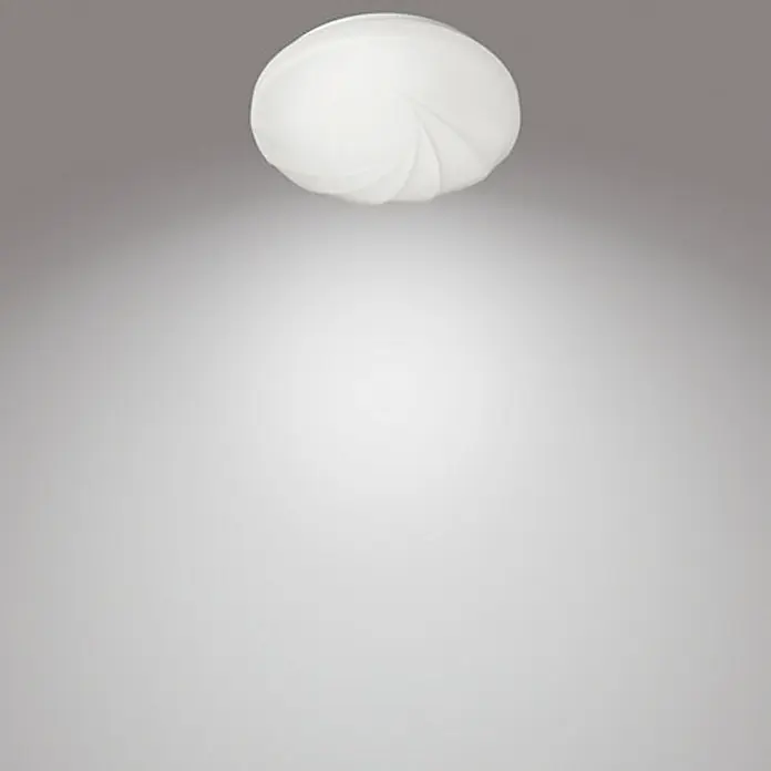 Philips Plafón LED redondo Shore - 17 W, Ø x Al: 32 x 7,2 cm, Blanco, Blanco, Blanco frío - Primer plano de una lámpara de techo blanca y moderna con un suave brillo difuso.