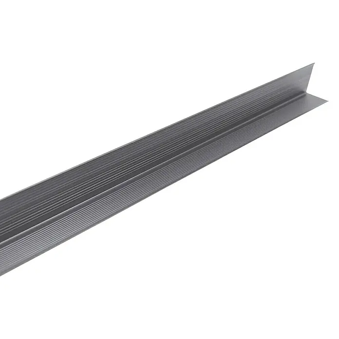 LOGOCLIC Winkelprofil - Grau, 1 m x 25 mm x 20 mm - Nahaufnahme einer silbernen Aluminiumwinkelprofilleiste mit gerippter Oberfläche auf schwarzem Hintergrund.