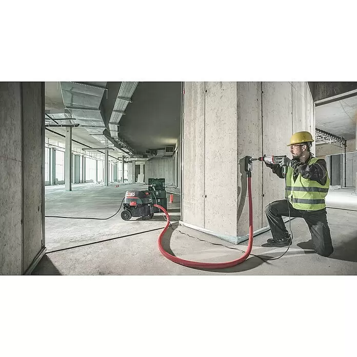 Metabo Martillo combinado 2860 Quick Set - 880 W, 3,2 J, Alojamiento SDS-Plus - Obrero taladra muro de hormigón con taladro de percusión y aspiración, conectado a un extractor móvil.