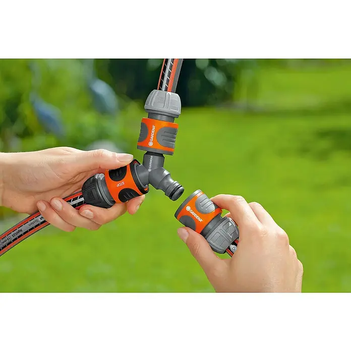 Gardena SB-System Y-Stück - 2 Original-System Ausgänge - Nahaufnahme des GARDENA Verbinder-Sets für den Garten, das Flexibilität in der Bewässerung mit robusten Verbindungen verspricht.