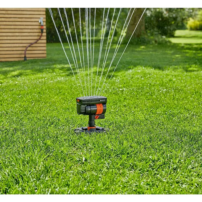Gardena Sprinklersystem Pipeline-Start-Set Viereckregner Komplett-Set - 13 -tlg. - Der GARDENA Vielflächenregner AquaZoom Compact bewässert effizient Rasenflächen von 9 bis 150 m² mit präziser Wasserausbringung.
