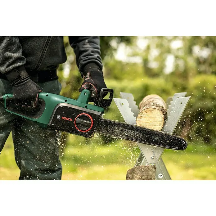 Bosch Motosierra eléctrica Universal Chain 35 - 1.800 W, Longitud de la cuchilla: 35 cm - Una persona utilizando una motosierra Bosch para cortar madera, con aserrín volando por el aire.