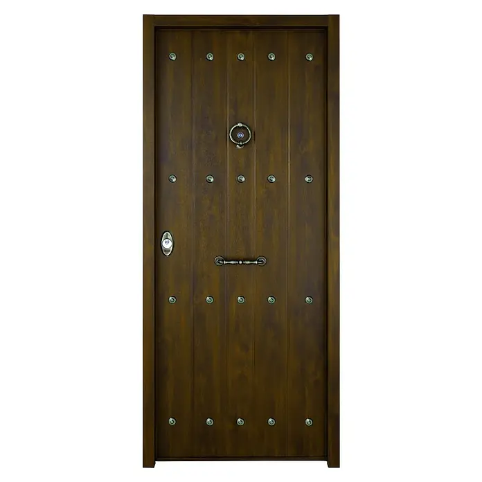 SegureStil Puerta de entrada exterior V500CC Serie V - 90 x 207 cm, Derecha, Nogal, Acorazada - Una foto detallada de una puerta de madera rústica con herrajes, enfatizando el carácter robusto y acogedor de la entrada.