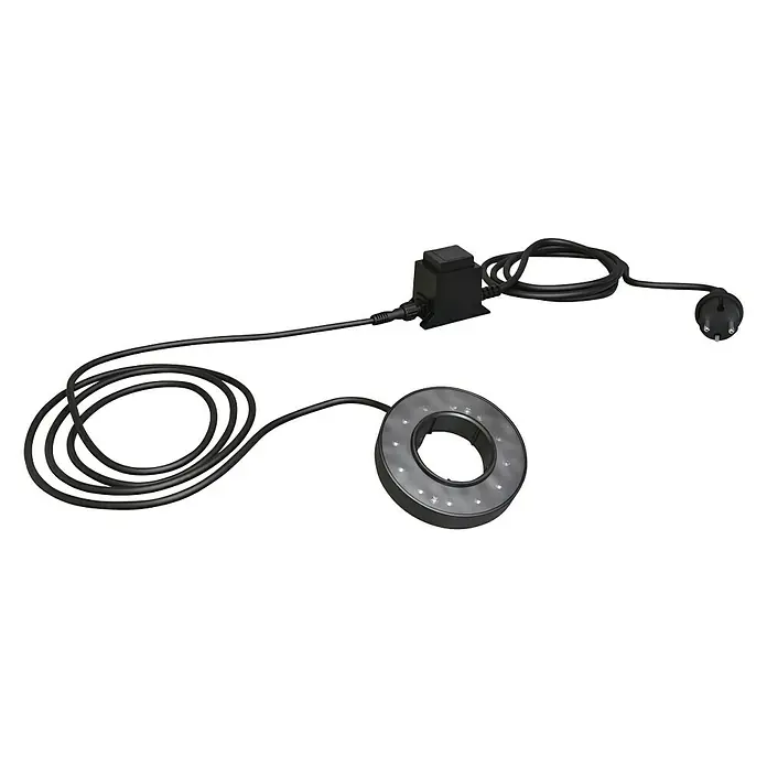 Oase Unterwasserstrahler LED Fontänenstrahler - Kabellänge: 5 m - Nahaufnahme eines LED-Ringlichts mit Netzkabel und Adapter auf schwarzem Hintergrund. Ideal für Makrofotografie und Videoaufnahmen.
