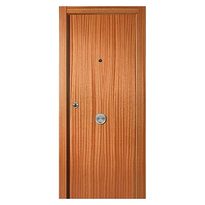 Solid Elements Puerta de entrada interior - 82,5 x 203 cm, Derecha, Sapelly, Blindada - Primer plano de una puerta de madera con mirilla y pomo plateado. La puerta presenta una fina veta de madera y un marco robusto.