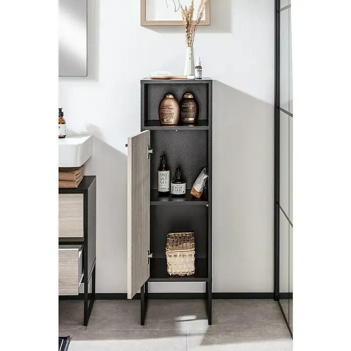 BAUHAUS Jannik Midischrank - 32 x 32 x 114 cm, Anthrazit, Steinesche - Ein Badezimmerschrank in dunkler Holzoptik mit offener Tür, der Regale mit Badutensilien wie Shampoo und Lotionen zeigt.
