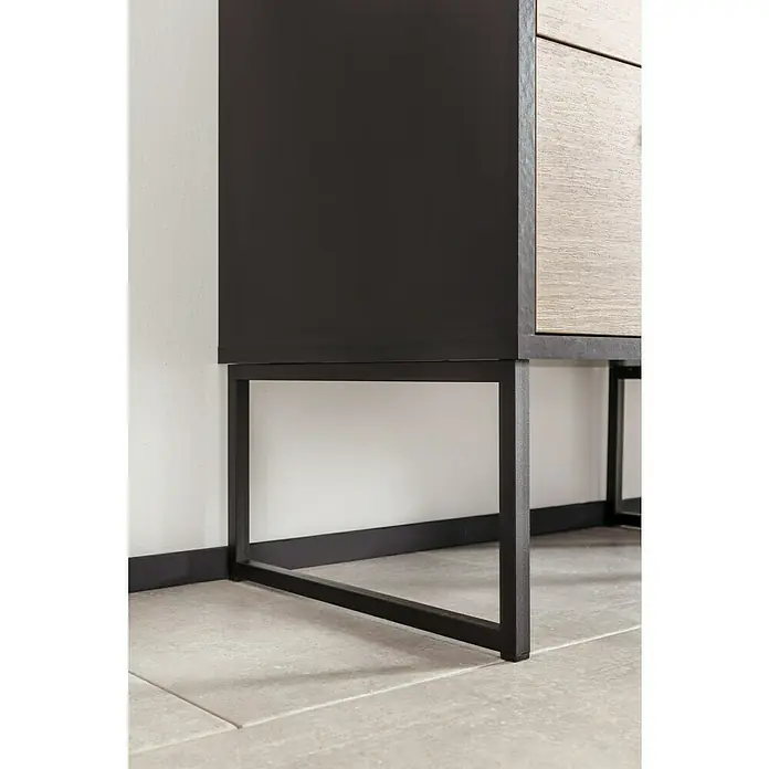 BAUHAUS Jannik Badmöbel-Set - Gesamtbreite Badmöbel: 65 cm, Steinesche/Anthrazit, Matt, Mit Midischrank, 5 -tlg. - Nahaufnahme eines modernen Sideboards mit dunklen Holz- und hellen Holzschubladen, getragen von einem schlanken, schwarzen Metallgestell.