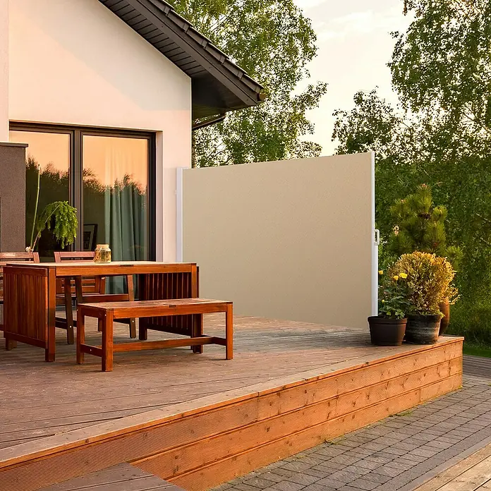 SmartSun Toldo lateral móvil Elegance - Beige arena, L x Al: 3 x 1,8 m - Vista de patio con un elegante toldo lateral beige, que ofrece privacidad y protección. Perfecto para relajarse al aire libre.