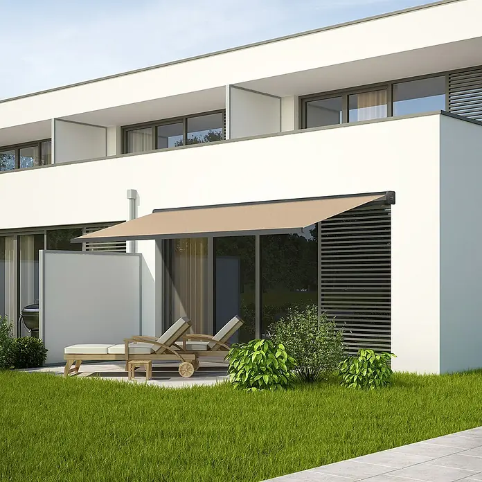 SmartSun Toldo con motor Fiji - Beige arena, Ancho: 4 m, Caída: 3 m - Una casa moderna con un toldo beige que proporciona sombra y tumbonas en el patio.