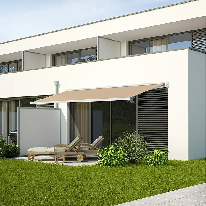 SmartSun Toldo de brazos extensibles Fiji - Beige arena, Ancho: 4 m, Caída: 3 m - Fachada de casa moderna con toldo retráctil para el exterior, que proporciona sombra y mejora el ambiente.