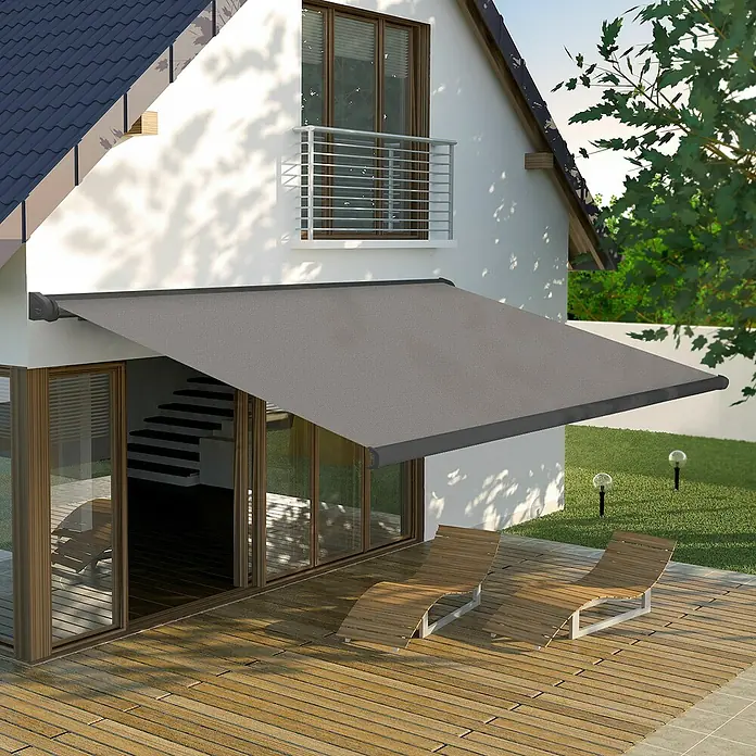 SmartSun Toldo con motor Capri - Gris piedra, Ancho: 4 m, Caída: 3 m - Toldo gris que proporciona sombra en una terraza de madera con dos tumbonas, mejorando el confort exterior.