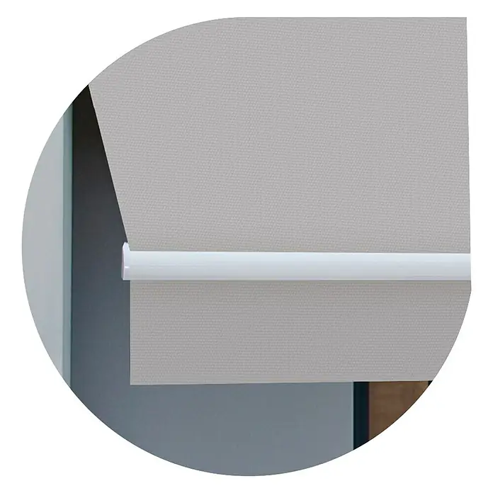 SmartSun Lona para toldo Poliéster - Gris claro, Ancho: 4 m, Caída: 2,5 m - Primer plano de un estor enrollable gris con una varilla blanca para su manejo, situado en una ventana.