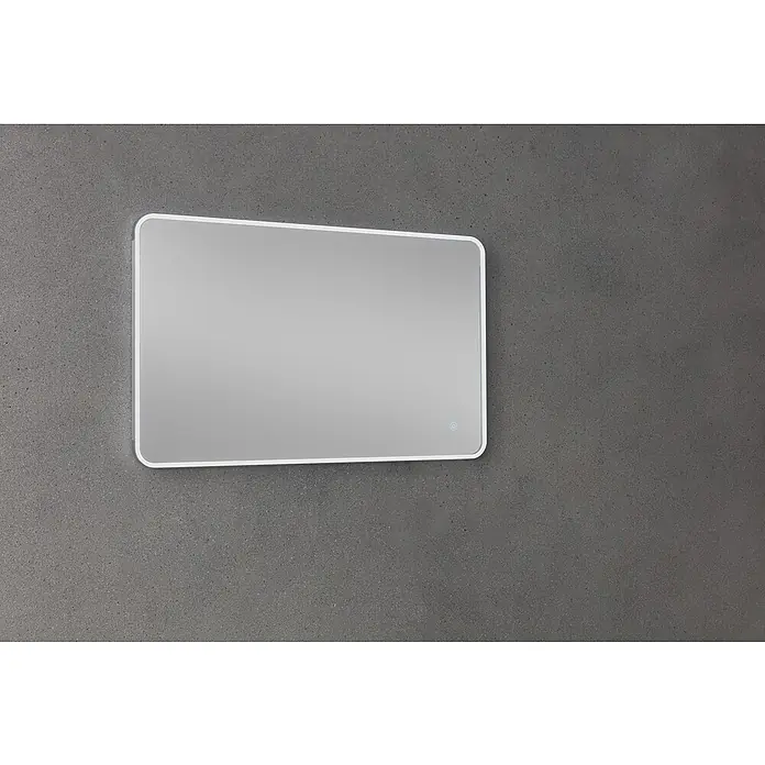 Camargue Lichtspiegel Frame - 50 x 80 cm, Leuchtmittel, Mit abgerundeten Kanten - Rechteckiger Spiegel mit weißem Rahmen an einer grauen Wand. Das moderne Design verleiht jedem Raum Eleganz und Funktionalität.